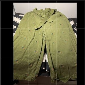 Green pineapple capris